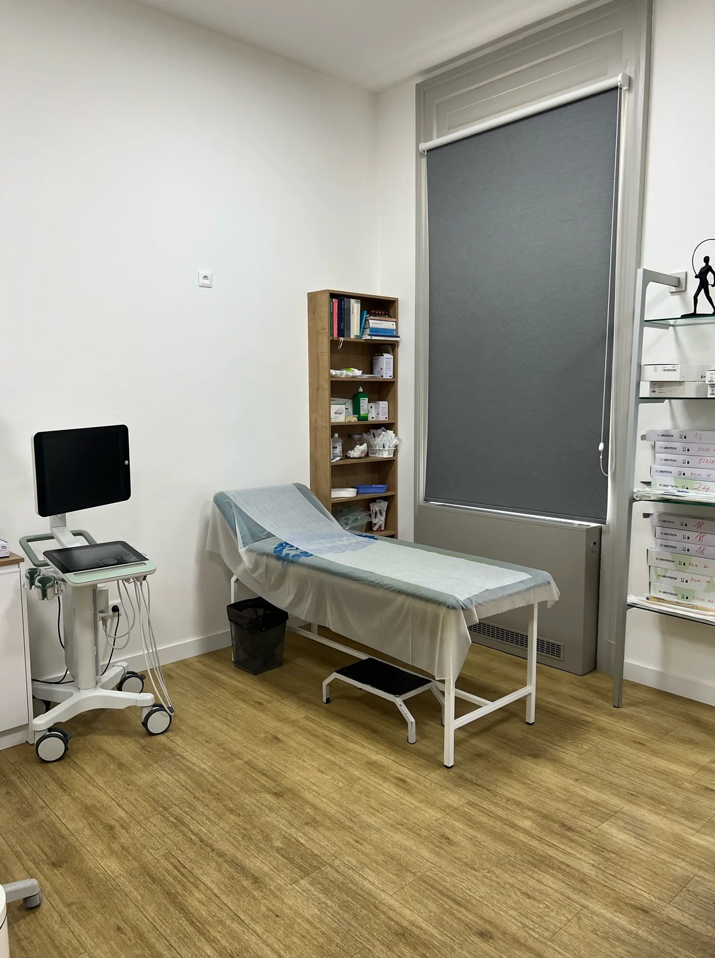 Vyšetrovňa s ultrasonografickým prístrojom a vyšetrovacím lehátkom